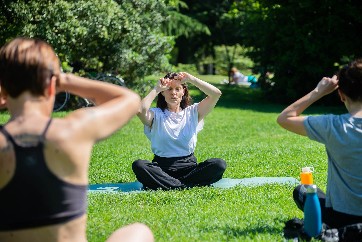 Insegnante e studenti di Yoga Facciale che praticano durante un Corso per Insegnanti di  Yoga Facciale in un parco