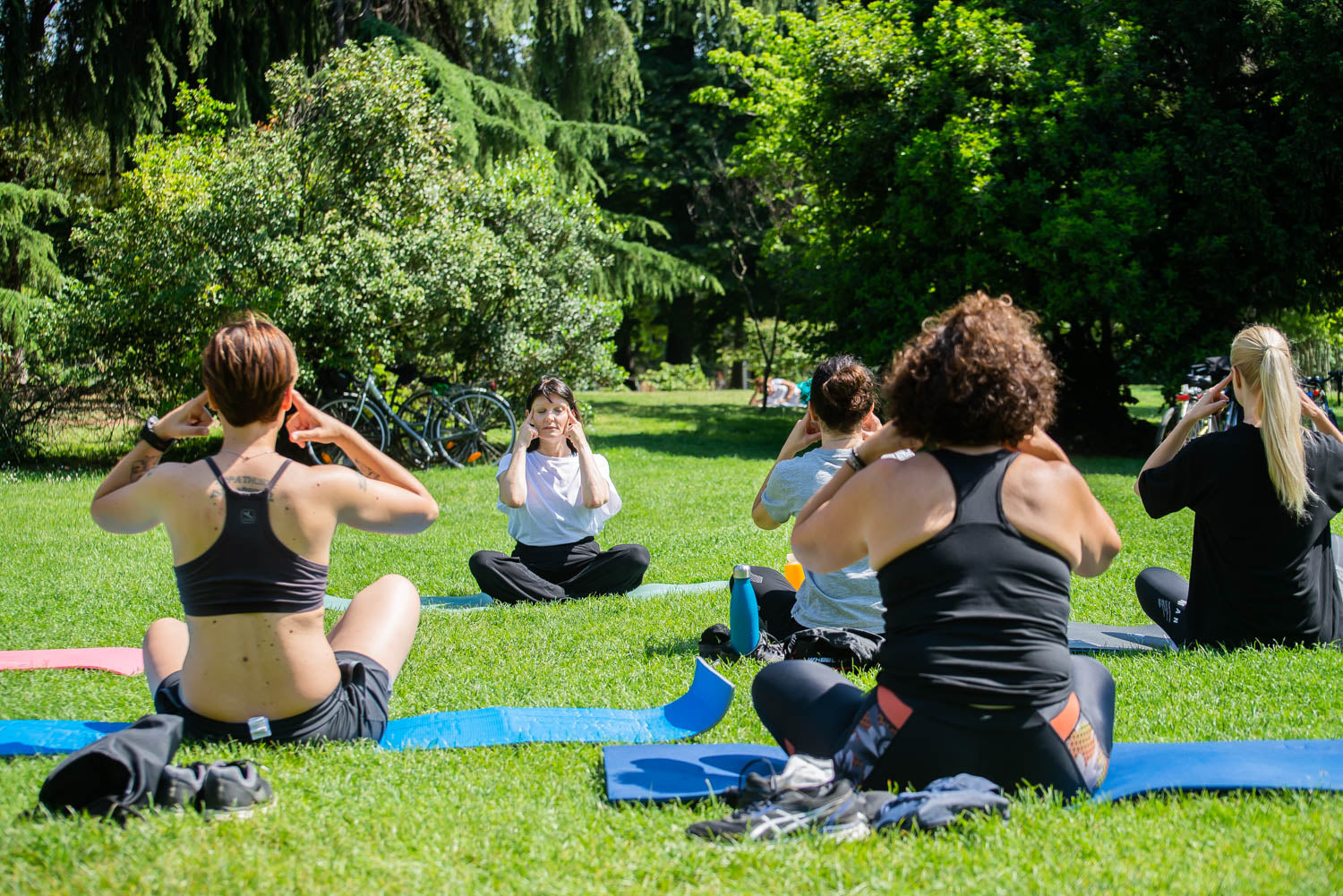 Un gruppo di donne che praticano Yoga Facciale con insegnante di Yoga Facciale al parco